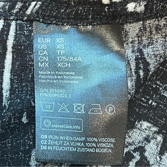 Abstract Print Button Down Long Sleeve Shirt Size XS - Picture 8 of 9